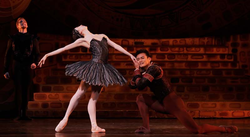Houston Ballet Principals Yuriko Kajiya as Odile and Chun Wai Chan as Siegfried with Soloist Christopher Coomer as Rothbart in Stanton Welch’s Swan Lake.  Photo by Amitava Sarkar (2018)