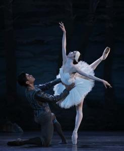 Houston Ballet Principals Yuriko Kajiya as Odette and Chun Wai Chan as Siegfried in Stanton Welch’s Swan Lake.  Photo by Amitava Sarkar (2018)