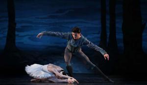 Houston Ballet Principals Yuriko Kajiya as Odette and Chun Wai Chan as Siegfried in Stanton Welch’s Swan Lake.  Photo by Amitava Sarkar (2018)