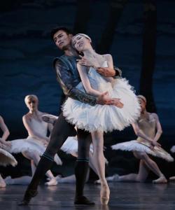 Houston Ballet Principals Yuriko Kajiya as Odette and Chun Wai Chan as Siegfried with Artists of Houston Ballet in Stanton Welch’s Swan Lake.  Photo by Amitava Sarkar (2018)