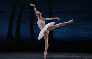 Houston Ballet Principal Yuriko Kajiya as Odette in Stanton Welch’s Swan Lake.  Photo by Amitava Sarkar (2018)