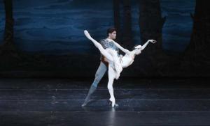 Houston Ballet Principals Yuriko Kajiya as Odette and Chun Wai Chan as Siegfried in Stanton Welch’s Swan Lake.Photo by Tim Rummelhoff (2018)