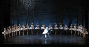 Houston Ballet Principals Yuriko Kajiya as Odette and Chun Wai Chan as Siegfried with Artists of Houston Ballet in Stanton Welch’s Swan Lake.Photo by Tim Rummelhoff (2018)