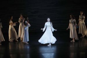 Houston Ballet Principals Yuriko Kajiya as Odette with Artists of Houston Ballet in Stanton Welch’s Swan Lake.Photo by Tim Rummelhoff (2018)