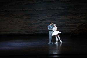 Houston Ballet Principals Yuriko Kajiya as Odette with Chun Wai Chan as Siegfried in Stanton Welch’s Swan Lake.Photo by Tim Rummelhoff (2018)